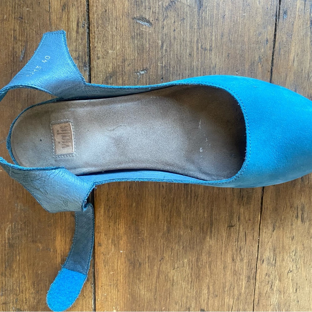Blue suede, low platform pump by Barcelona shoe maker Vialis